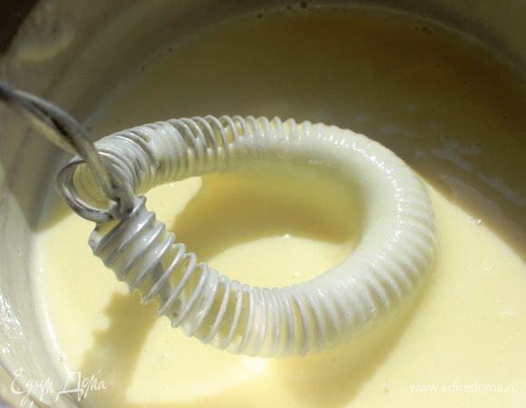 Поставить на минимальный огонь и варить до загустения, постоянно помешивая. Остудить до комнатной температуры.