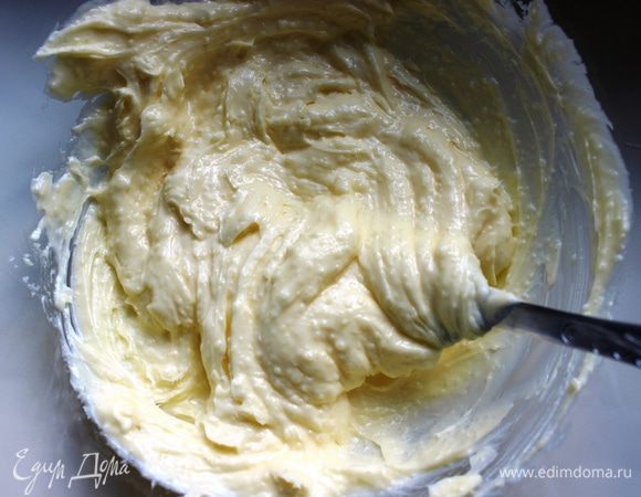 Масло немного взбить с оставшимся сахаром (1 ст.л.).