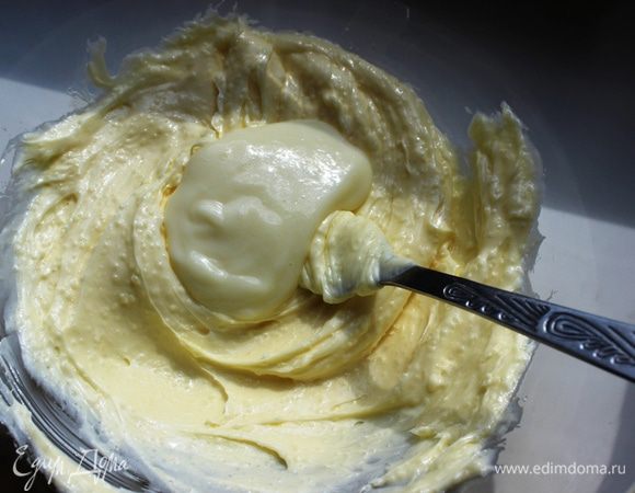 Во взбитое масло постепенно по 1 ложке добавить остывшую заварную массу, аккуратно перемешивая вилкой.