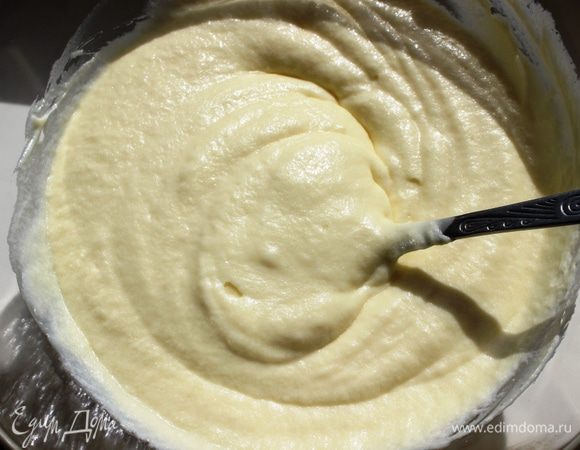 Взбить вилкой до пышной пены. Крем готов. Оригинальный крем из маскарпоне: 5 желтков и 1 яйцо взбить с 5 ст.л. сахара в пушистую легкую массу (примерно минут 8). Отдельно взбить маскарпоне и на низкой скорости или вручную вмешать в него яичную массу до объединения компонентов.