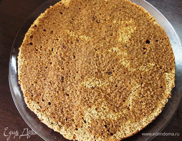 Теперь сборка. Пропитать первый корж 4 ст.л. ликера.