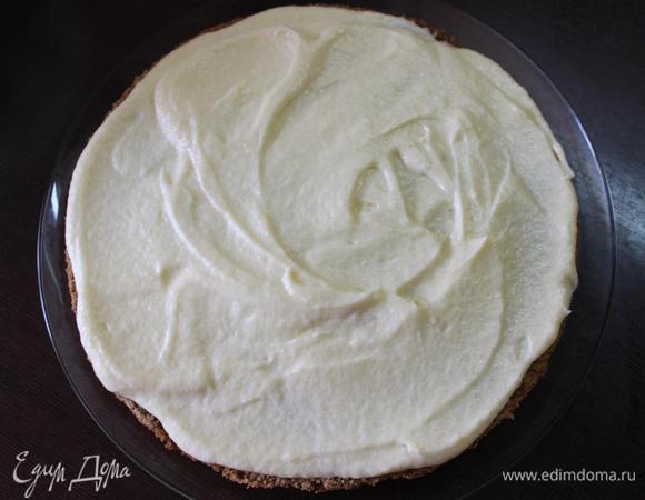 Намазать сверху 1/3 крема, повторить с остальными коржами.