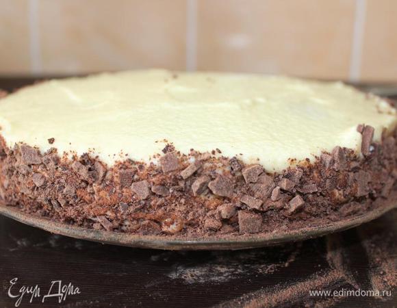 Смазать верх и бока торта кремом, бока обсыпать тертой или рубленой шоколадной стружкой.