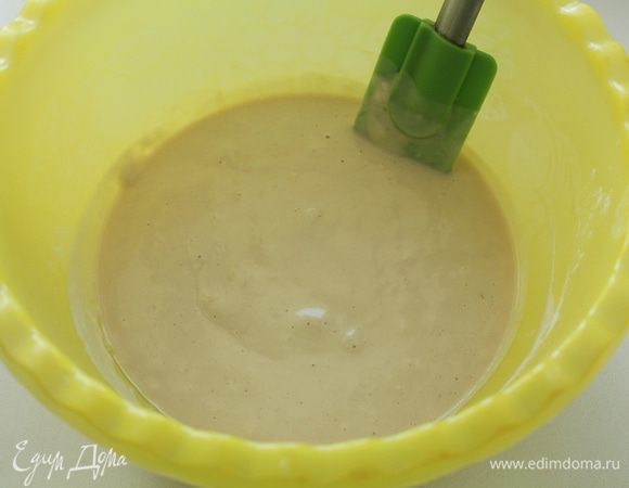 В теплой воде растворить дрожжи и сахар, добавить муку и оставить на 20 минут.