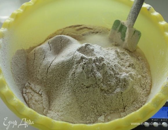 К опаре влить 125 воды, просеять  муку,  добавить соль. Перемешать оставить на 20 минут.