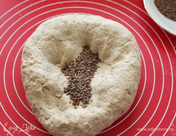 Семена льна обжарить на сухой сковороде до потрескивания. Остудить. Добавить в тесто, вымесить.