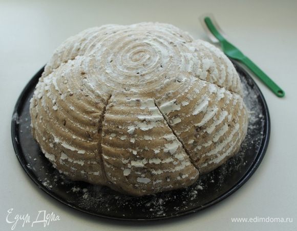 Перед выпечкой сделать надрезы и сбрызнуть водой.
Духовку разогреть  до 220 С.
Выпекать до готовности 30-40 минут. Точное время зависит от Вашей духовки.
