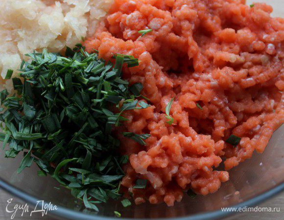 Сделать фарш из рыбного филе.  Туда же добавить луковицу и рубленый тархун. Приправить солью и перцем, хорошо перемешать.