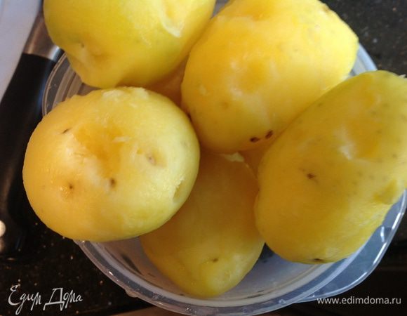 Духовку разогрейте до 180 градусов.

Сварите картофель в мундире, почистите.