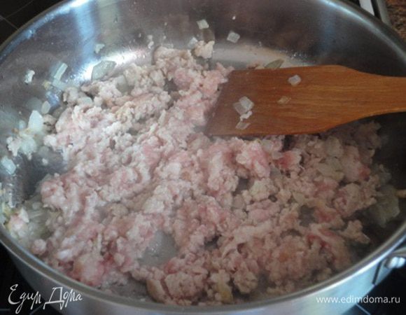 Лук почистить, мелко нарезать. В сковороде разогреть растительное масло и обжарить фарш с луком до готовности (10-15 минут). Посолить, поперчить по вкусу, добавить орегано и кумин, перемешать и снять с огня.