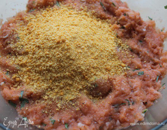 Добавить хлебную крошку и перемешать до однородности.