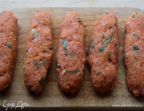 Сформовать кебабы, выложить на доску и отправить в холодильник на 35-40 минут. За это время хлебная крошка разбухнет и "свяжет" фарш.