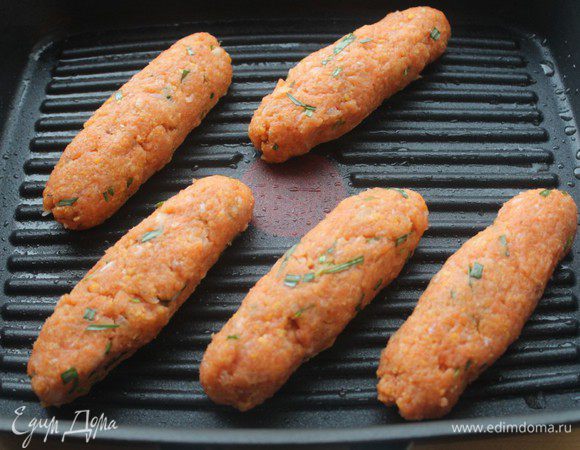 Раскалить сковороду-гриль, сбрызнуть ее растительным маслом и обжарить кебабы с двух сторон на сильном огне по 1-1,5 минуты.