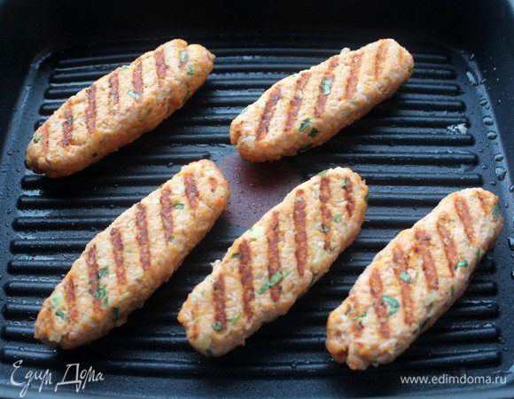 Должны остаться вот такие борозды. (Можно этот этап пропустить и просто запечь кебабы в духовке)