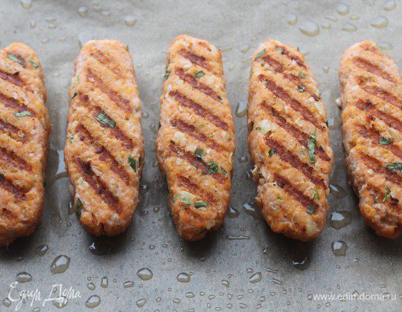 Переложить обжаренные кебабы на лист пергамента и отправить в предварительно разогретую до 200 градусов духовку на 8-10 минут. НЕ ПЕРЕСУШИТЬ!!!