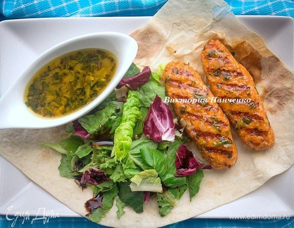 Пока кебабы запекаются, приготовить соус. 
Влить вино в сотейник, поставить на сильный огонь, выпарить вполовину.
Шалот очистить и очень мелко нарезать.  Чеснок  очистить и измельчить. У тархуна удалить стебли, а листочки мелко нарезать. В сковороде с толстым дном растопить масло, положить лук и чеснок, готовить на небольшом огне, помешивая и не давая изменить цвет, 5–7 мин. Добавить в сковороду тархун, соль и перец, перемешать. Влить выпаренное вино, готовить, помешивая, 1 мин. Снять  с огня. Подавайте кебабы с зеленью и соусом  на лаваше.