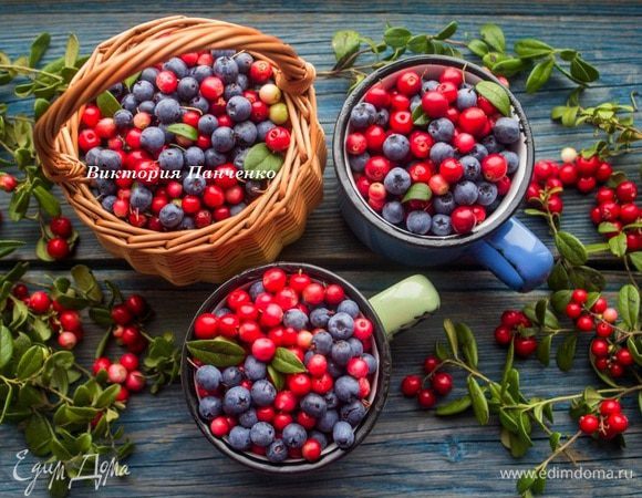 Вот такая красота приехала ко мне из леса. Часть ягод была немедленно съедена, а оставшаяся часть была пущена в дело:) Ребенку был сварен компот, а нам с мужем достался десерт в виде вкуснейшего мусса.
Ягоду помыть и обсушить. Самым сложным (относительно) оказалось разделить ягоду на синюю и красную... Работали всей семьей:) Чернику и бруснику разложить по глубоким чашкам, засыпать сахаром (в одинаковом объеме), добавить по 2-3 ст.л. воды и отправить в микроволновую печь на 3-4 минуты. За это время ягода даст сок, сахар раствориться. Можно это сделать и на плите в сотейнике. 