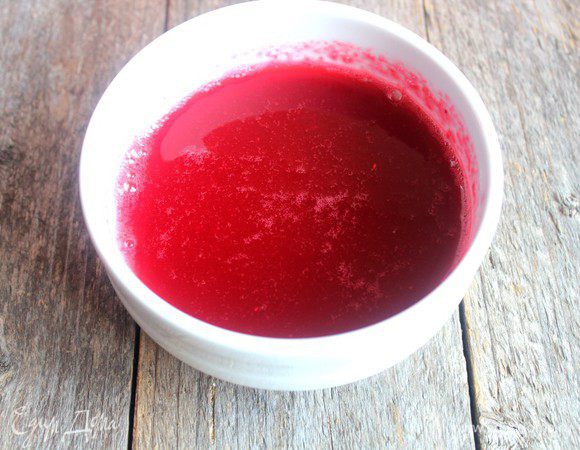 Ягоду протереть через сито или измельчить блендером до состояния пюре, а затем процедить.