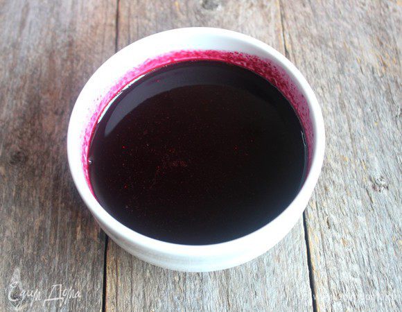 Получился примерно одинаковый объем черничного и брусничного пюре.