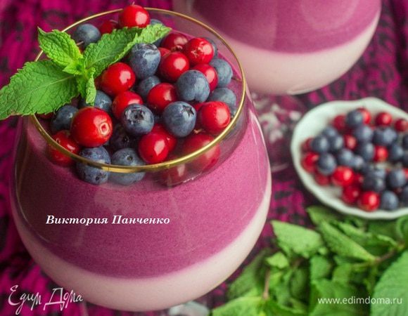 Выложить в бокал или креманку брусничный (красный) мусс и отправить в холодильник на 1 час. Затем аккуратно выложить черничный (синий) мусс и снова отправить в холодильник до полного застывания. Идеально на ночь. Подавать, посыпав ягодами и украсив листиками мяты.
Нам было очень вкусно:)