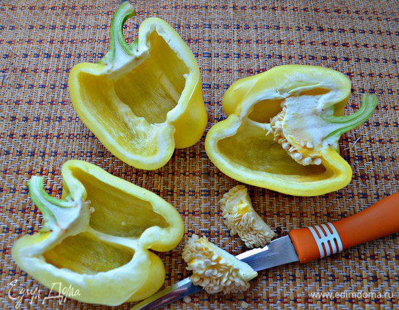  Удалить семена и перегородки из перцев. Ещё раз промыть перцы.