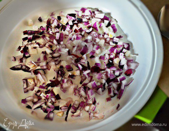 Луковицу очистить, мелко порубить. Нагреть растительное масло и немного подрумянить лук.