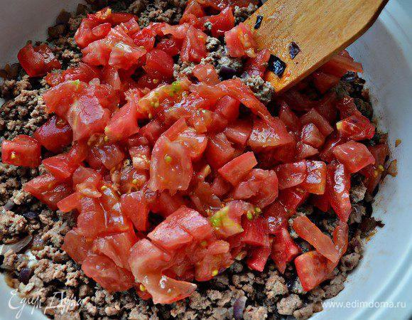 Добавить фарш и при постоянном помешивании готовить около 10 мин. Слегка посолить, приправить перцем. Помидоры надрезать крест-накрест ошпарить кипятком, очистить от шкурки и нарезать кубиками. Добавить нарезанные помидоры к мясу, перемешать и тушить 5 мин.