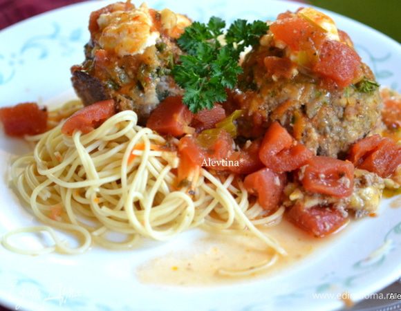 Подаем к столу ,по желанию сверху выложим на каждую фрикадельку рикотту и базилик свежий. Приятного аппетита.