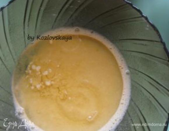 Добавить сметану и растительное масло, перемешать. 