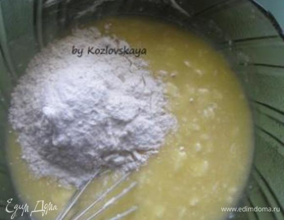 Добавить муку и соду, перемешать. 
Тесто получится, как густая сметана. 
* Стакан - 250 мл.