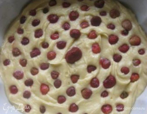 Форму смазать растительным маслом и влить в нее 2/3 теста. 
Выложить 1 стакан клубники. 
* Диаметр формы - 26 см.