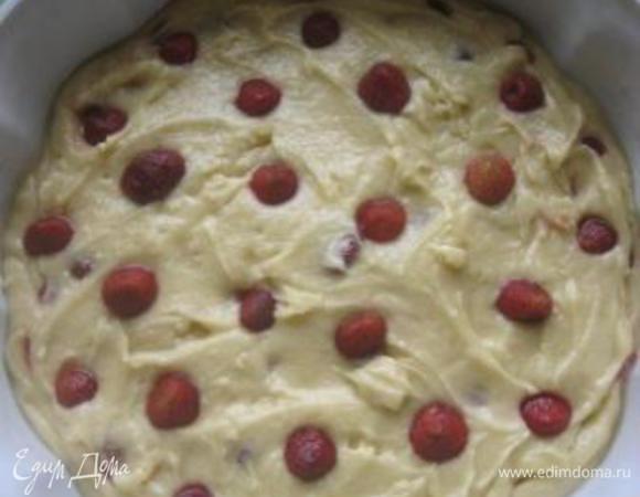 Оставшееся тесто аккуратно распределить поверх клубники и выложить оставшуюся клубнику. 