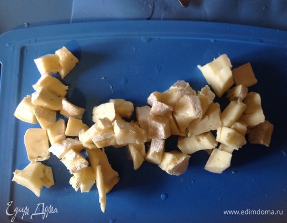 Сыр бри нарезать тоненькими кусочками. (Я сыра брала больше, нежели в рецепте)
