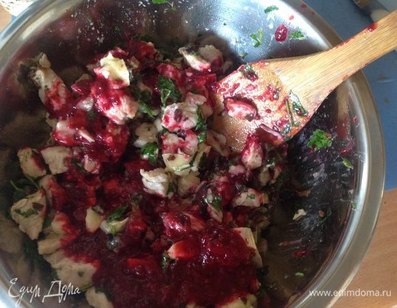 Положить все ингредиенты в миску с индейкой, посолить, поперчить и перемешать.  Добавить клюквенный соус и перемешать еще раз.  Клюквенный соус делаем по своему рецепту. 
Я брала грамм 150 клюквы из морозилки, разморозила ее, взбила блендером, добавила сахар по вкусу, цедру апельсина и чуточку апельсинового сока. 