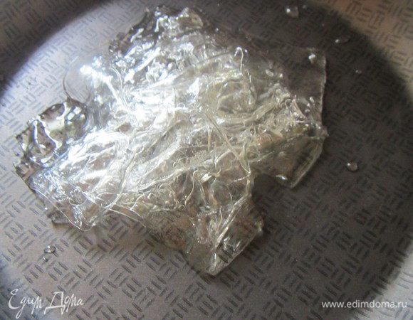 Желатин замачиваем в холодной воде. 
