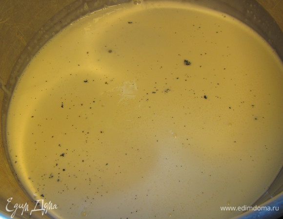 Ванильную палочку разрезаем напополам и ножом выскабливаем из нее семена. В сотейнике смешиваем сливки, сахар, семена ванильной палочки, ставим на средний огонь и готовим примерно 10 минут (огонь не должен быть слишком большим, смесь должна слегка кипеть). 

