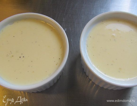 Снимаем сотейник с огня, даем содержимому слегка остыть, а затем добавляем отжатый желатин. Разливаем смесь по подготовленным формочкам. Данного количества хватает на 4 небольшие креманки. Я делала половину указанной порции. Ставим их в холодильник минимум на 8 часов. 
