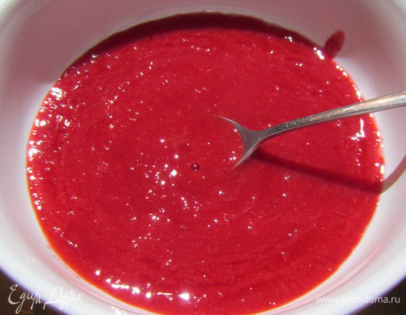 Готовим малиновый кули (или соус). Несколько ягод оставляем для украшения. Остальные взбиваем в блендере с медом и лимонным соком. Я еще протерла соус через сито для однородности.
