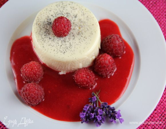 Вокруг поливаем малиновым соусом и украшаем отложенными ягодами и цветками лаванды (если имеются) или по своему вкусу. И подаем. Приятного аппетита)
