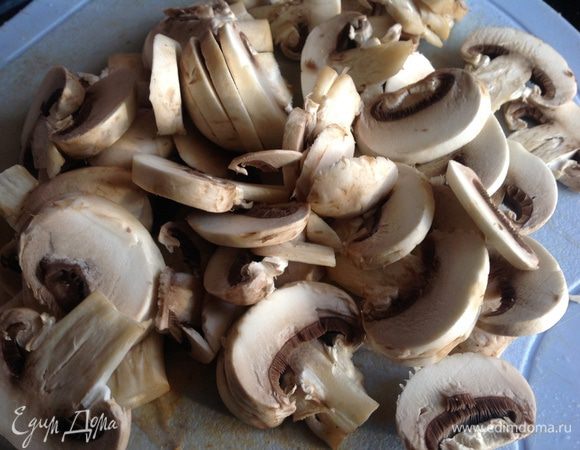 Грибы нарежьте тонкими пластинами.