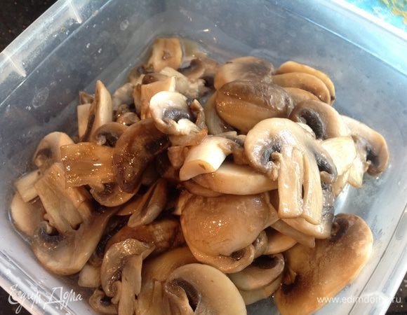 На раскаленную сковороду налейте 1 ст. л. растительного масла и быстро обжарьте грибы. Выложите.