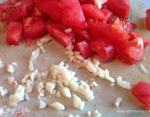 На помидоре сделайте надрез, залейте кипятком на 3 минуты, после чего залейте холодной водой и снимите кожицу. 