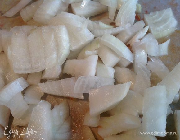 Мелко нарежьте лук.