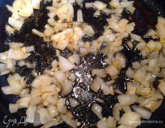 На сковороду добавьте растительное масло и обжарьте лук др золотистости.