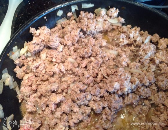 Добавьте фарш, слегка посолите и жарьте помешивая, 5-7 минут.