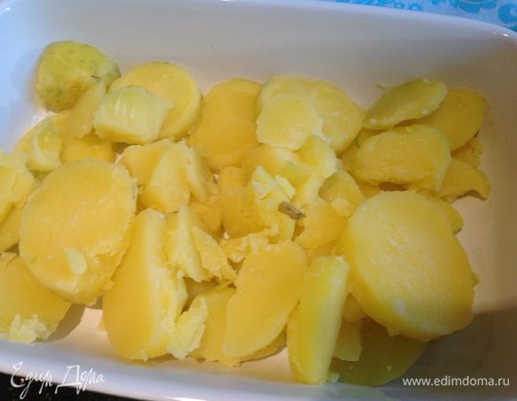 В смазанную маслом форму выложите нарезанный кружочками картофель...