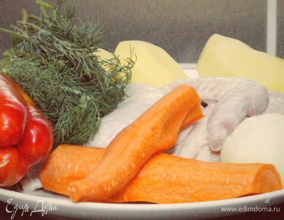 Подготавливаем продукты. Для супа нам необходимы: половина курицы, лук, морковь, перец болгарский, картофель, зелень, специи. Для лапши: яйцо и мука.
