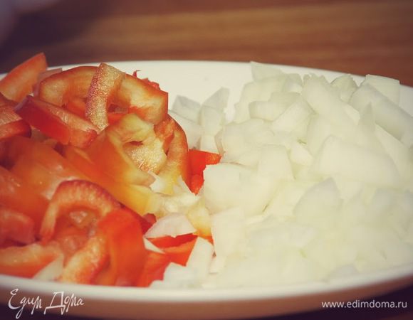 Лук режем кубиками, перец дольками.