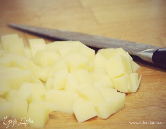 Картофель кубиками.