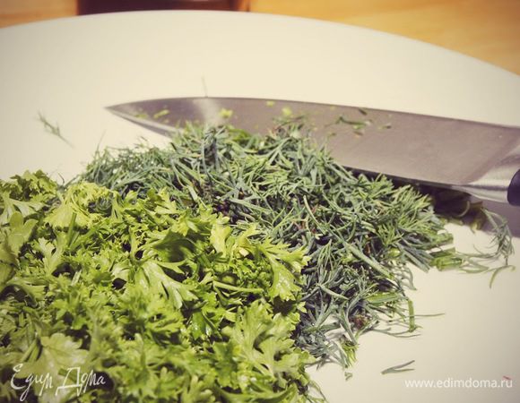 Зелень измельчаем с помощью ножа.